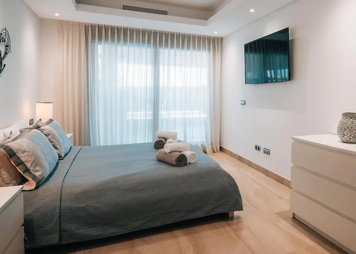 Luxury 3 Bedrooms, Private Heated Pool - Ehhouse