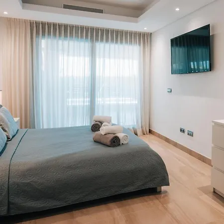 Luxury 3 Bedrooms, Private Heated Pool - Ehhouse